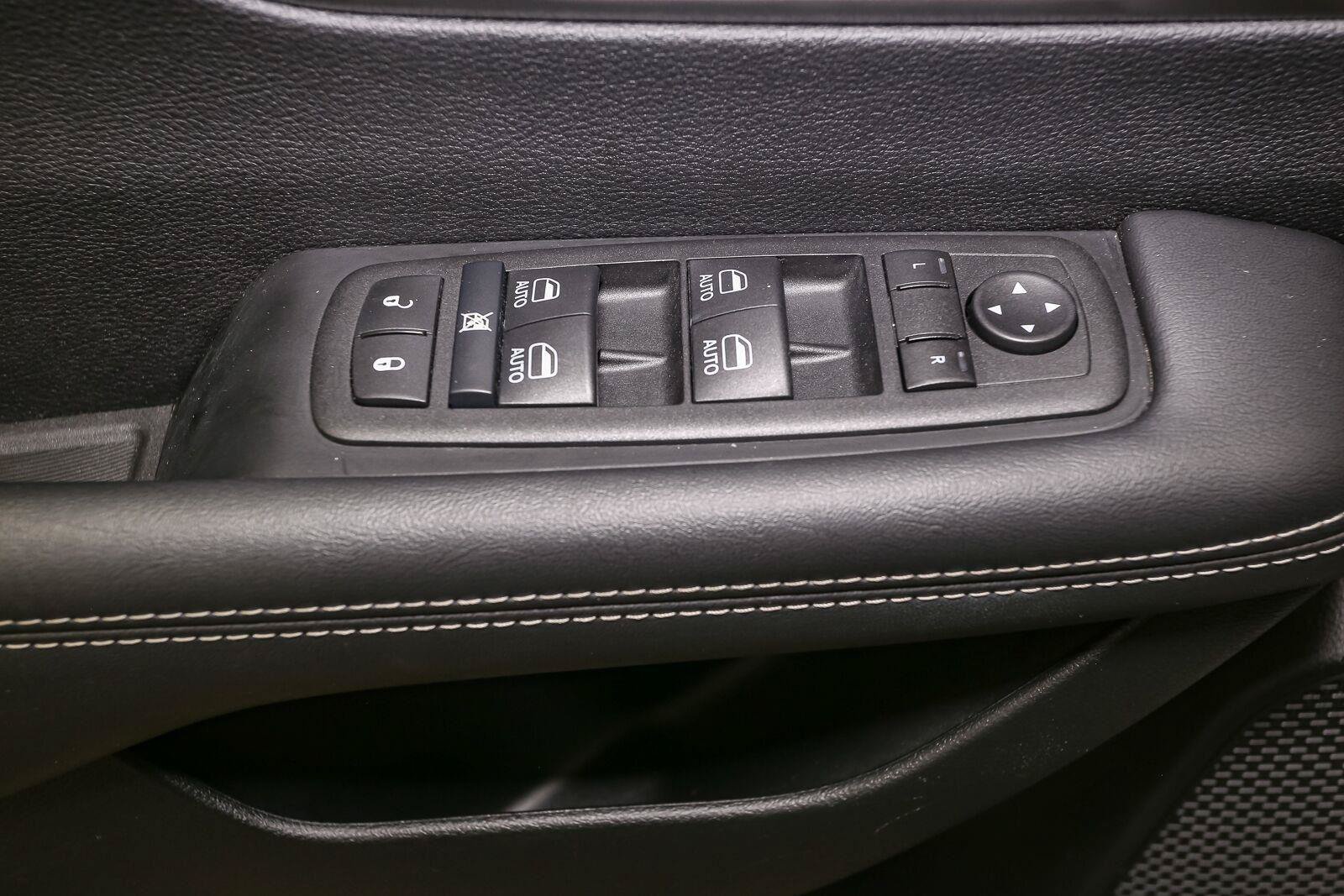 Used 2025 Chrysler Pacifica Select FWD image 41
