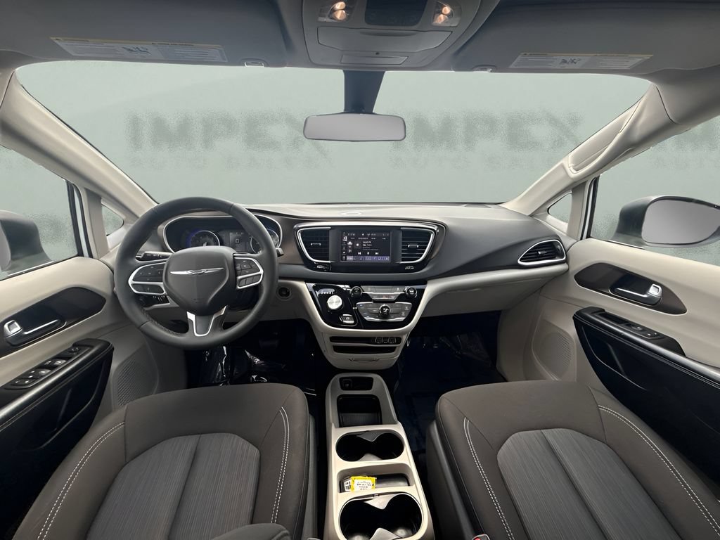 Used 2022 Chrysler Voyager LX FWD image 7
