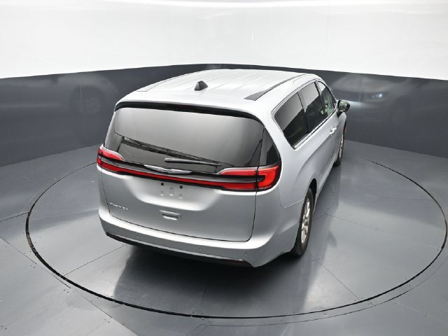 Used 2024 Chrysler Pacifica Touring-L FWD image 33