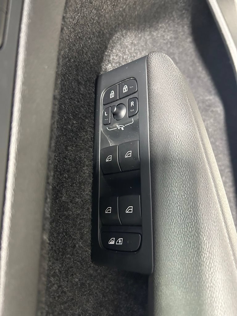 Used 2023 Volvo XC40 Recharge Ultimate AWD/4WD image 11