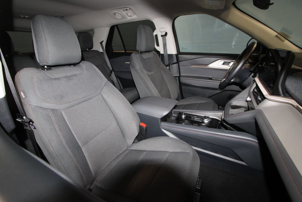 Used 2025 Ford Explorer Active AWD/4WD image 24