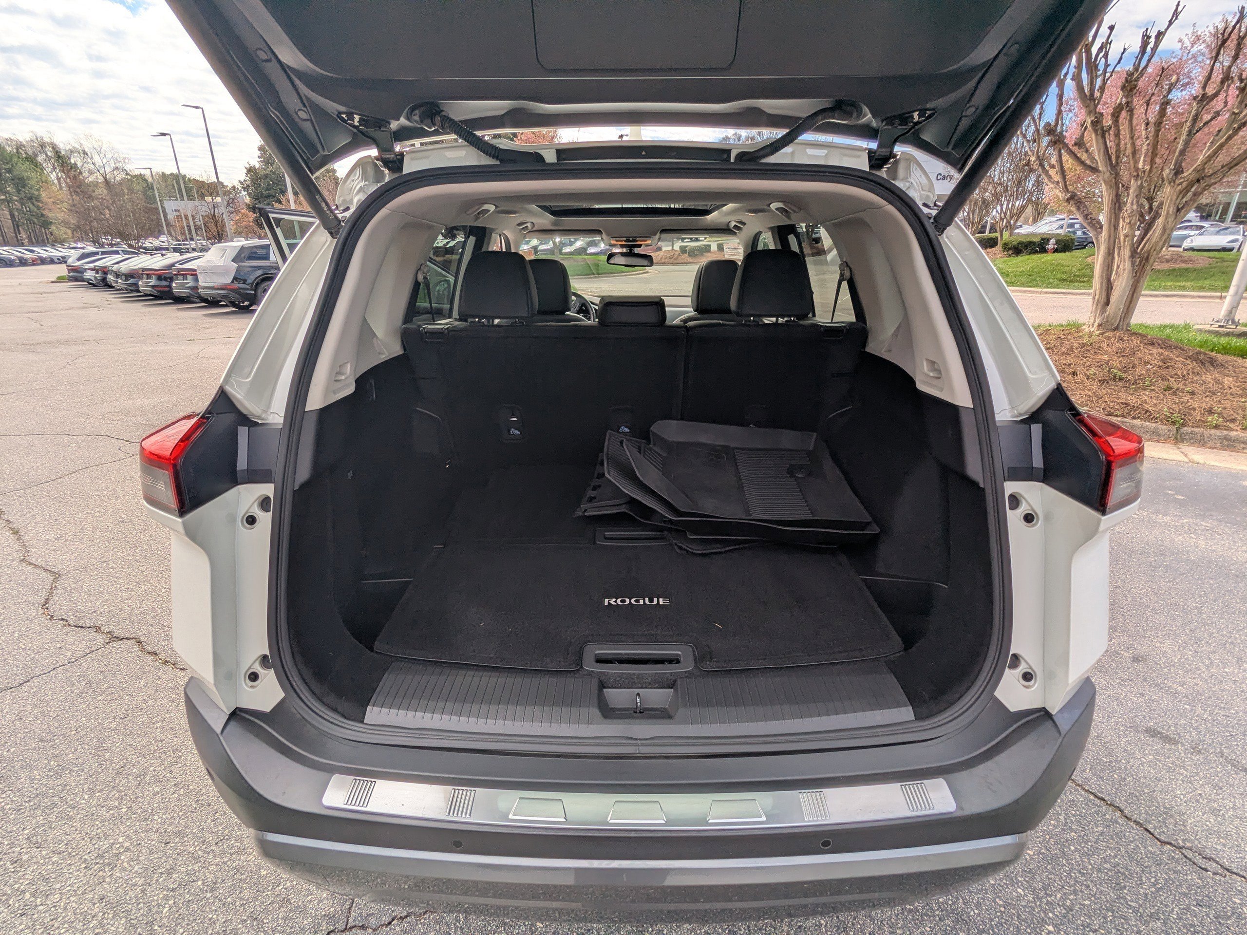 Used 2023 Nissan Rogue SL w/ SL Premium Package image 16