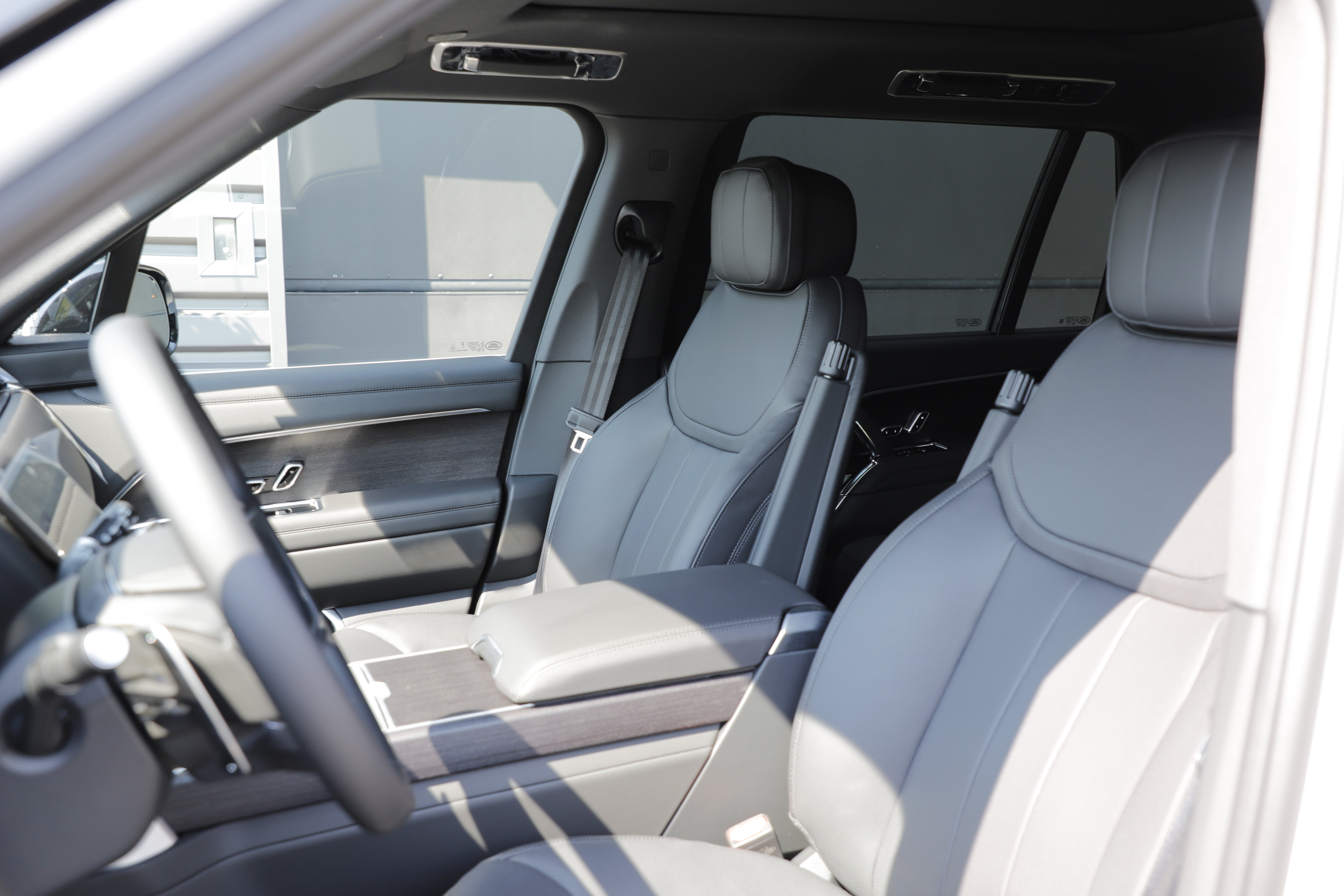New 2026 Land Rover Range Rover Long Wheelbase SE AWD/4WD image 17