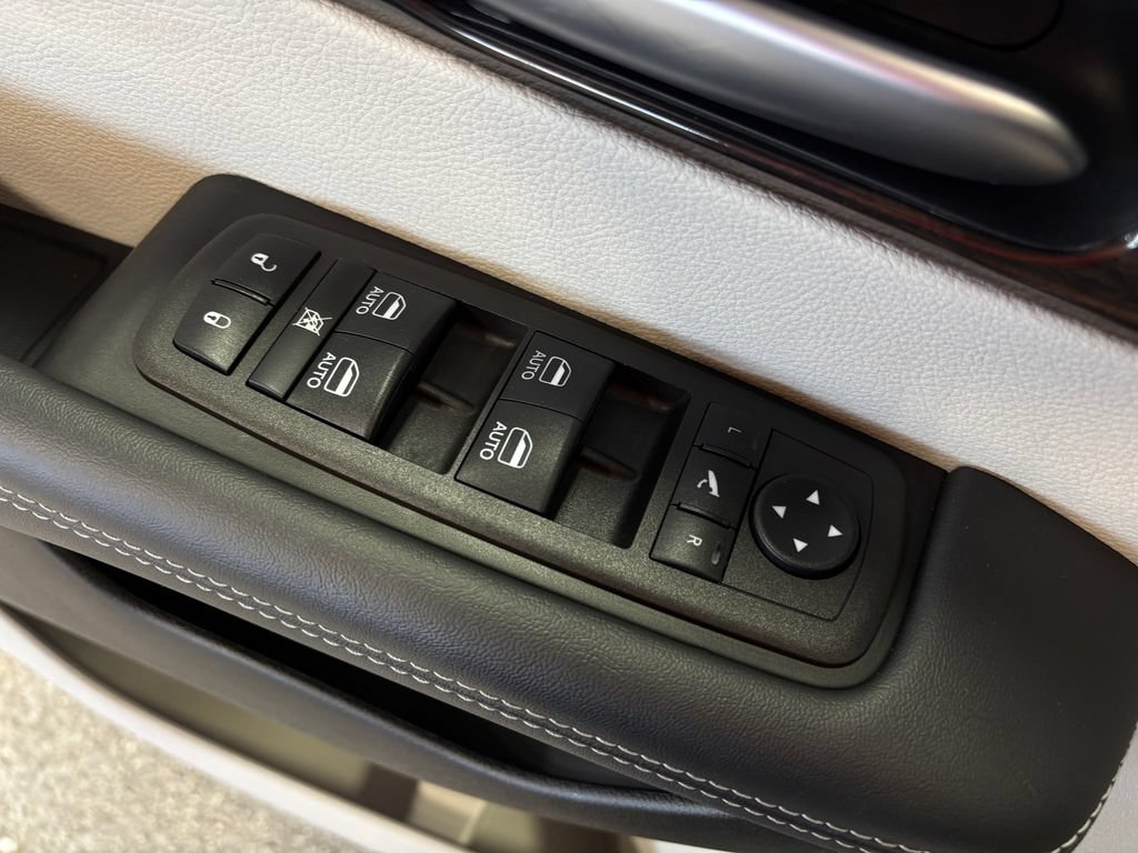 Used 2024 Chrysler Pacifica Limited image 17