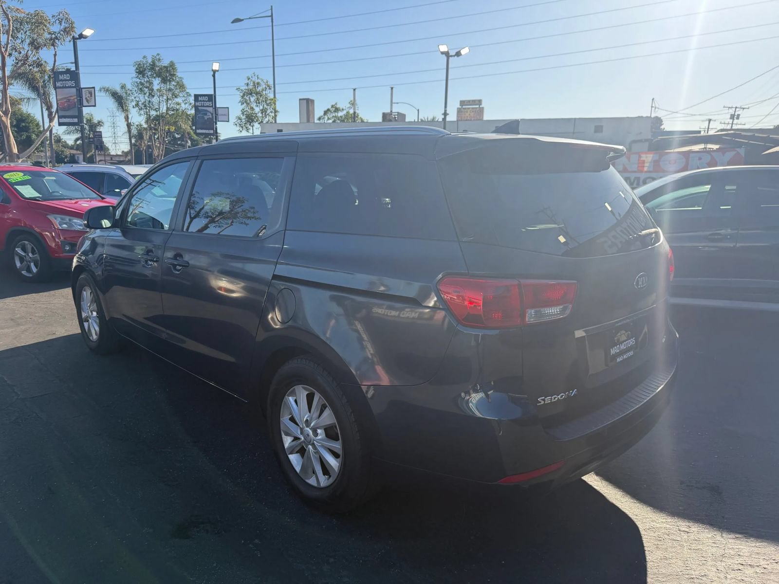 Used 2017 Kia Sedona LX w/ LX Essentials Premium Package FWD image 4