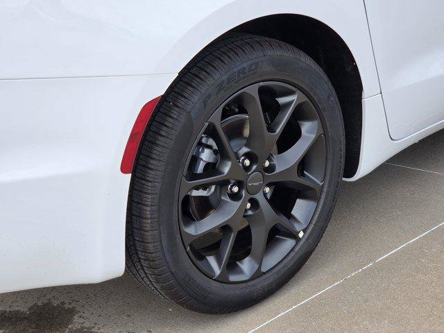 New 2027 Chrysler Pacifica Limited w/ Trailer Tow Group FWD image 5