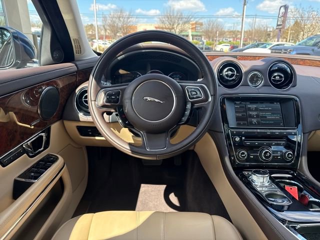 Used 2015 Jaguar XJ image 13