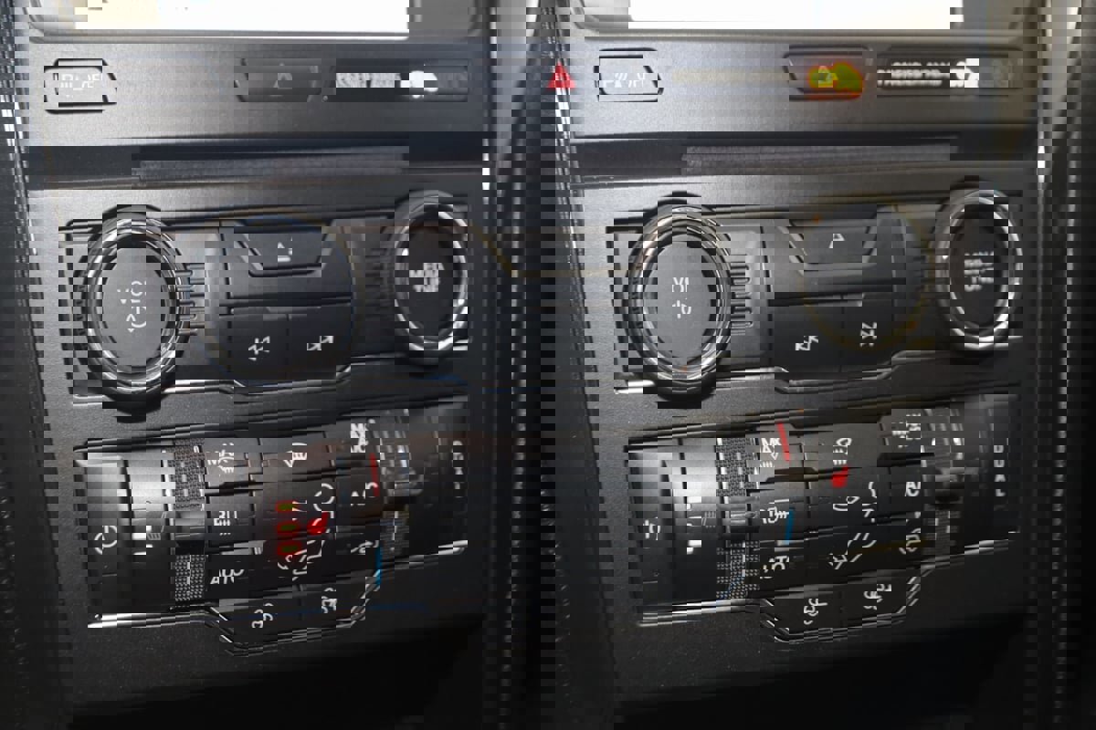 Used 2018 Ford Explorer XLT w/ Equipment Group 202A image 26