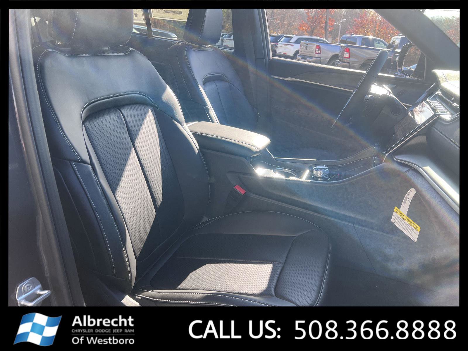 New 2025 Jeep Grand Cherokee Limited w/ Luxury Tech Group II image 17