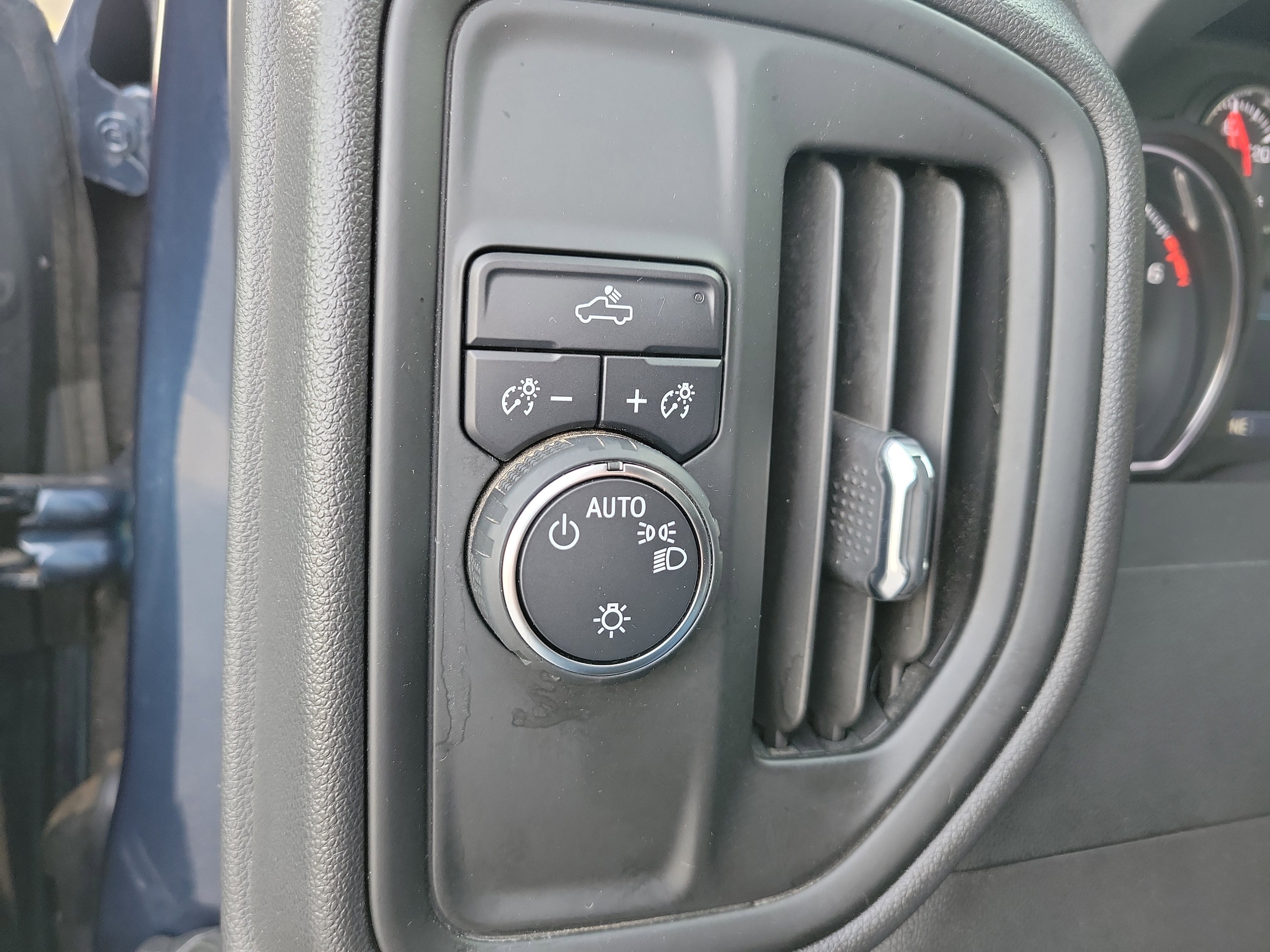 Used 2022 Chevrolet Silverado 1500 Custom w/ Safety Confidence Package image 17