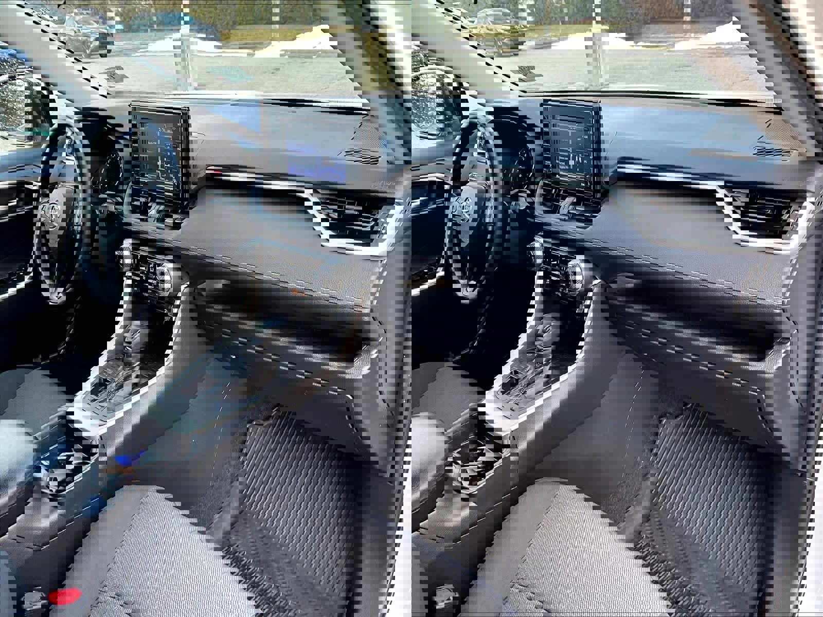 Used 2021 Toyota RAV4 XLE image 14