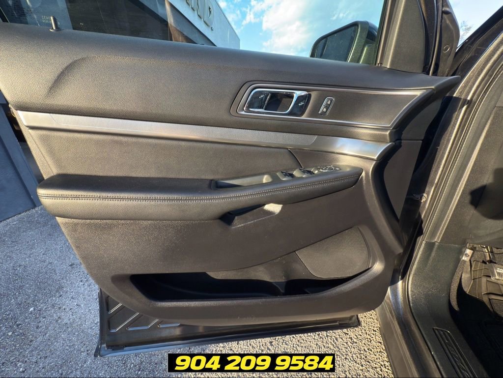 Used 2018 Ford Explorer XLT w/ Equipment Group 202A AWD/4WD image 17