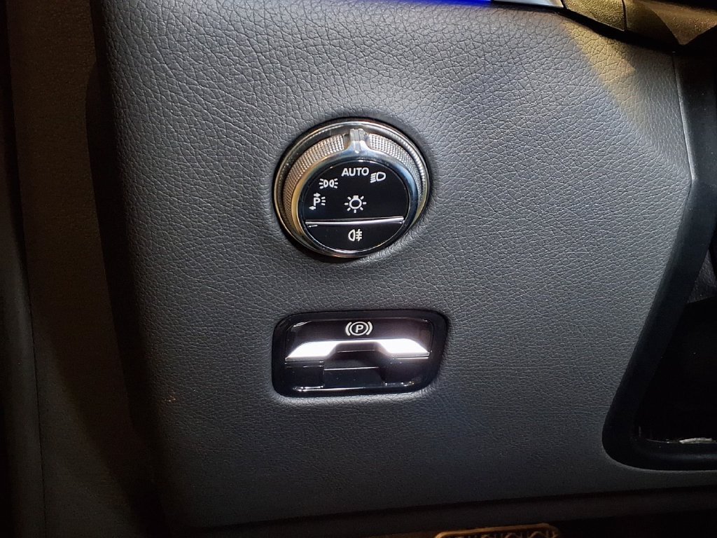 Used 2025 Mercedes-Benz GLC 300 4MATIC image 11