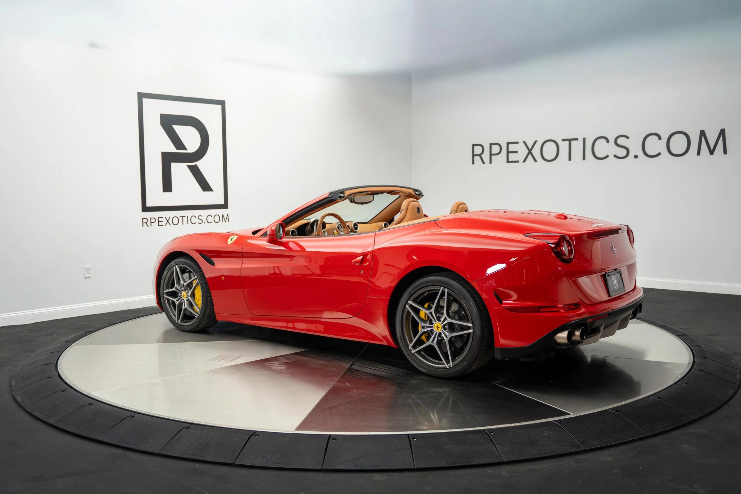 Used 2015 Ferrari California T image 26