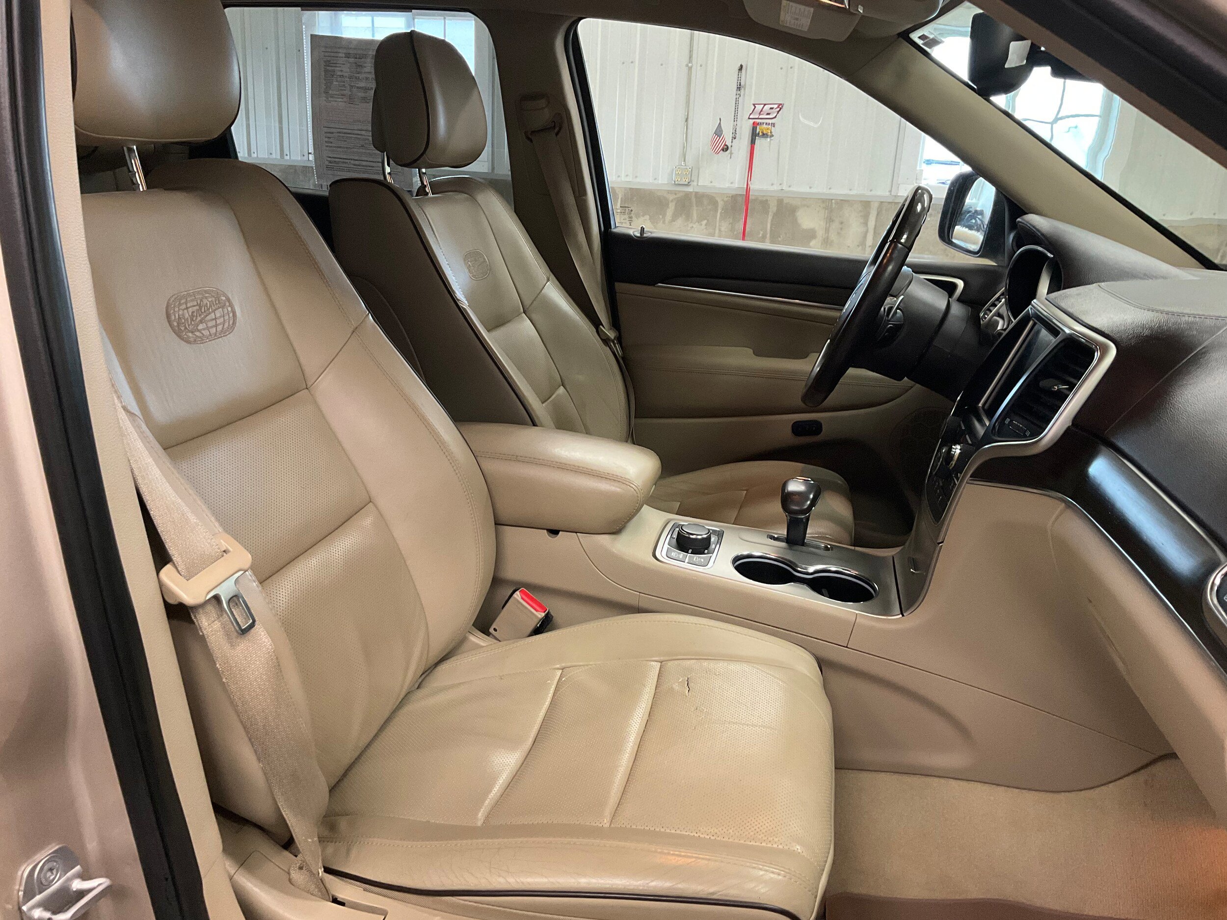 Used 2014 Jeep Grand Cherokee Overland w/ Advanced Technology Group AWD/4WD image 34