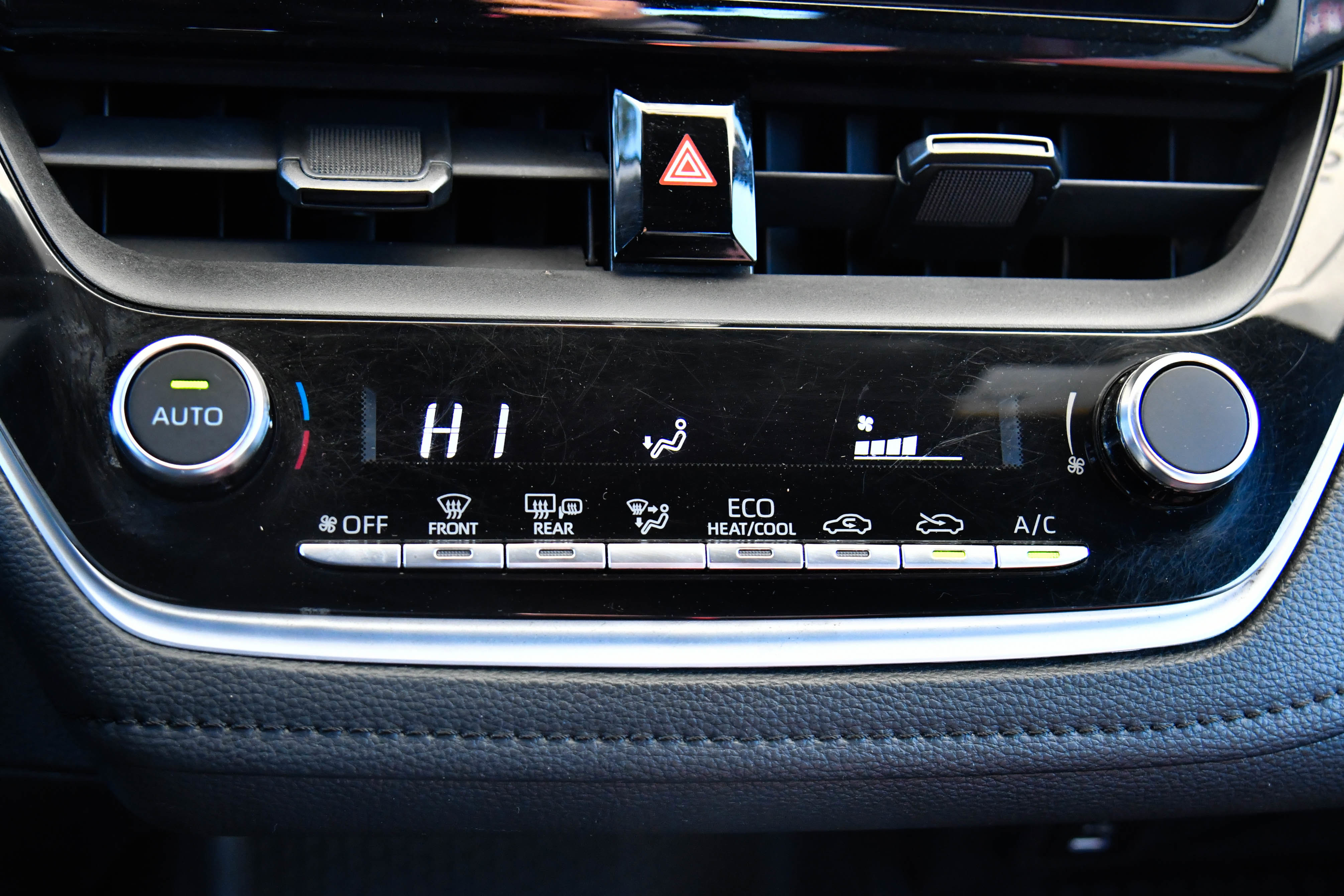 Used 2023 Toyota Corolla SE w/ SE Premium Package FWD image 24