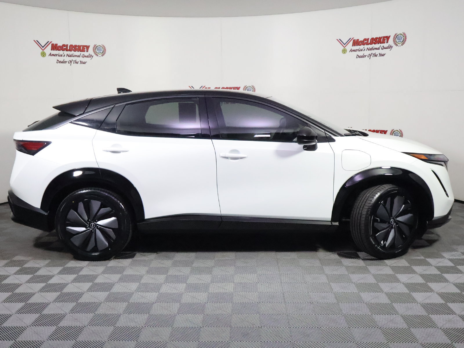 Used 2023 Nissan Ariya AWD image 3