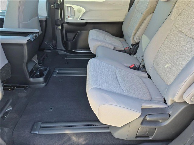 Used 2026 Toyota Sienna LE AWD/4WD image 17