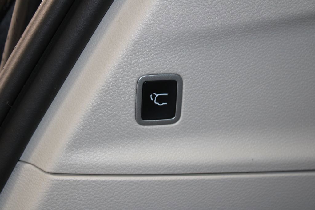 Used 2024 Chrysler Pacifica Touring-L image 16
