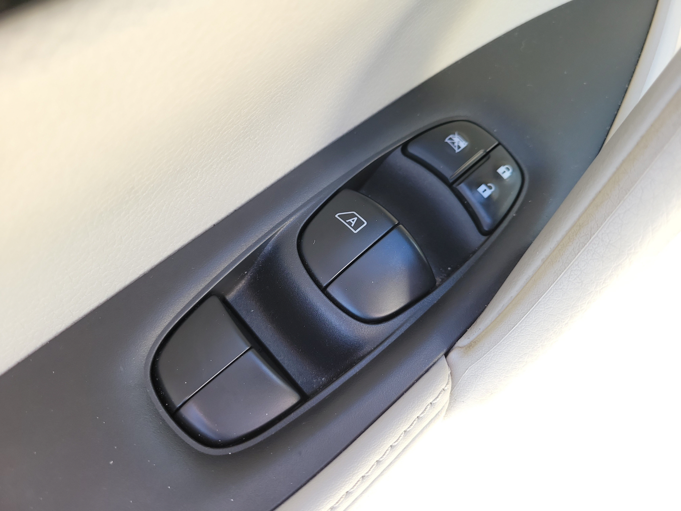 Used 2020 Nissan Rogue Sport SV FWD image 14