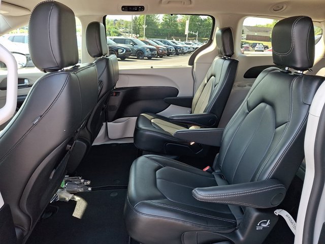 Certified 2024 Chrysler Pacifica Touring-L FWD image 13