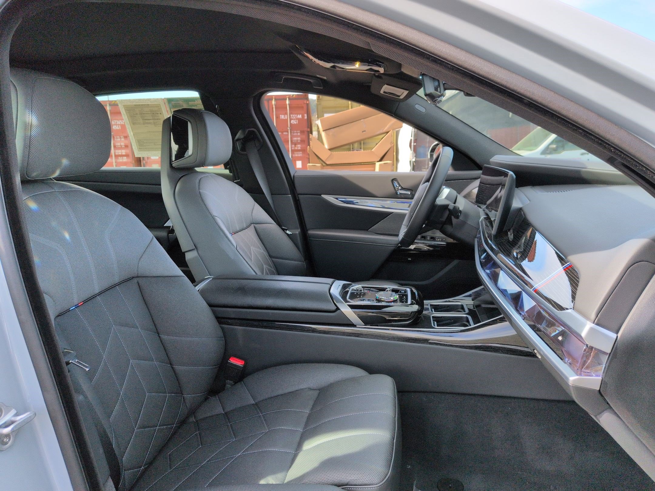 Used 2025 BMW i7 xDrive60 w/ Executive Package image 33