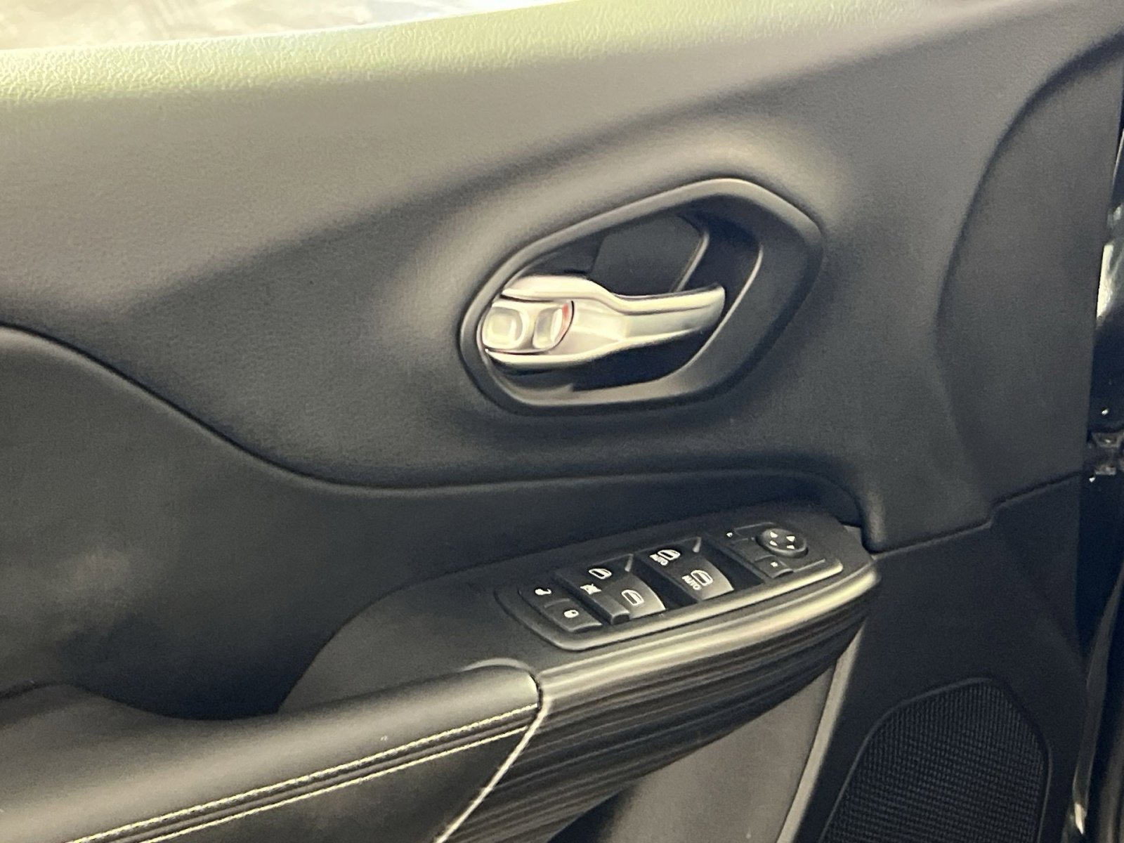 Used 2015 Jeep Cherokee Latitude w/ Cold Weather Group image 15