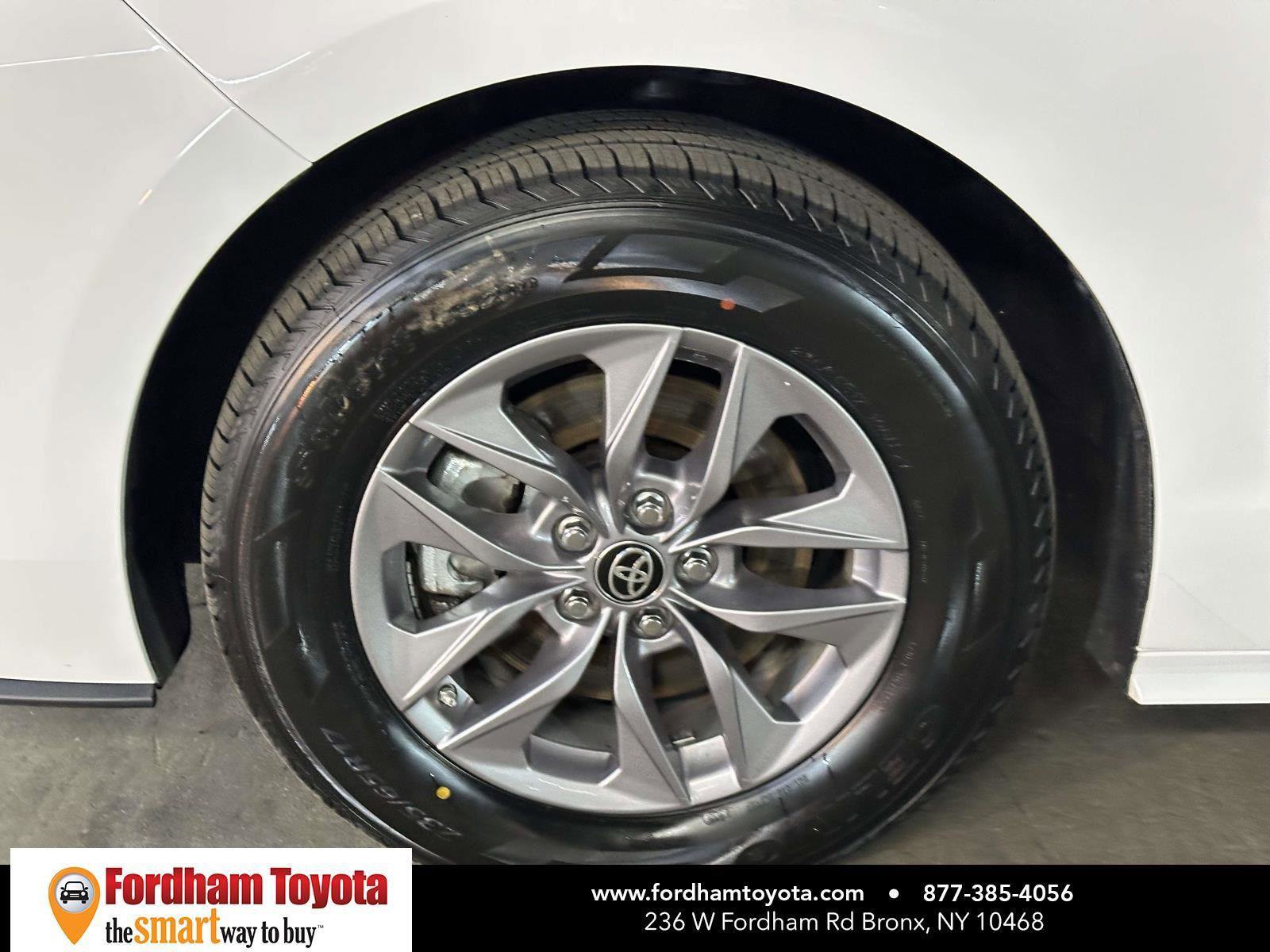 Used 2024 Toyota Sienna LE image 11