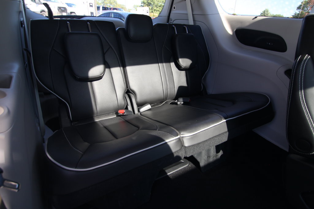 Used 2023 Chrysler Pacifica Limited w/ Uconnect Theater Family Group AWD/4WD image 10