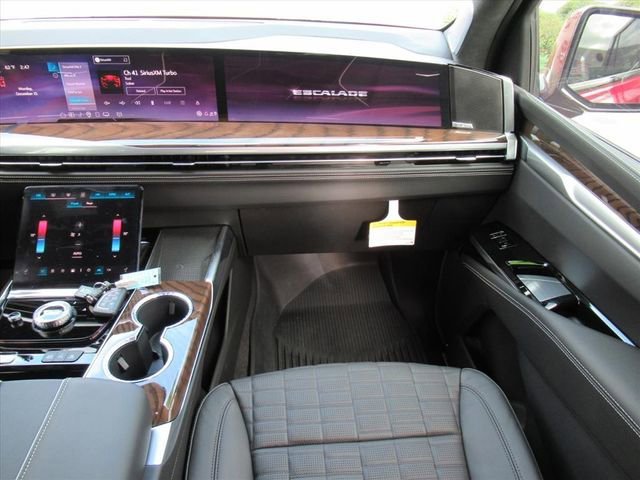 Certified 2026 Cadillac Escalade Platinum Sport w/ LPO, ONYX Package AWD/4WD image 15