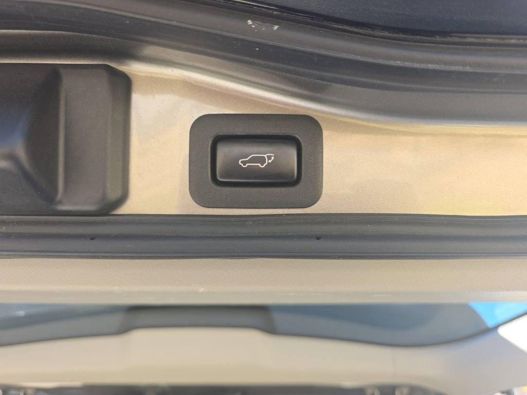 Used 2020 Lexus LX 570 4WD w/ 3rd Row & Luxury Pkg image 18