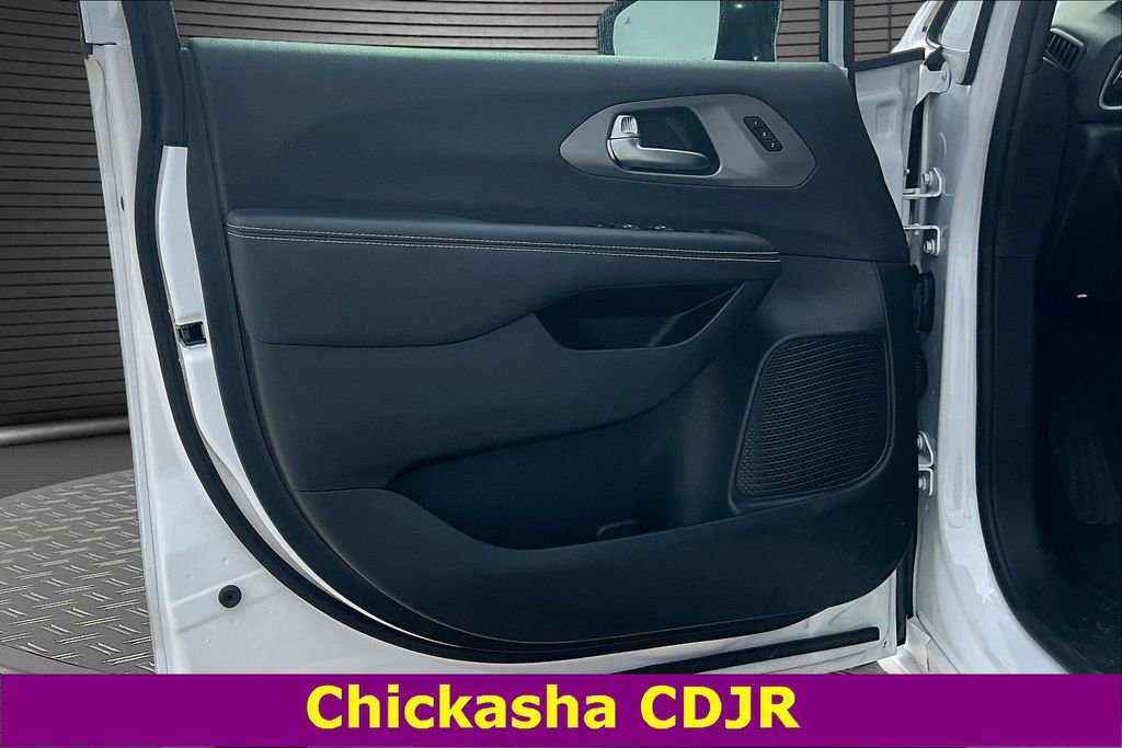 Used 2025 Chrysler Pacifica Select image 20