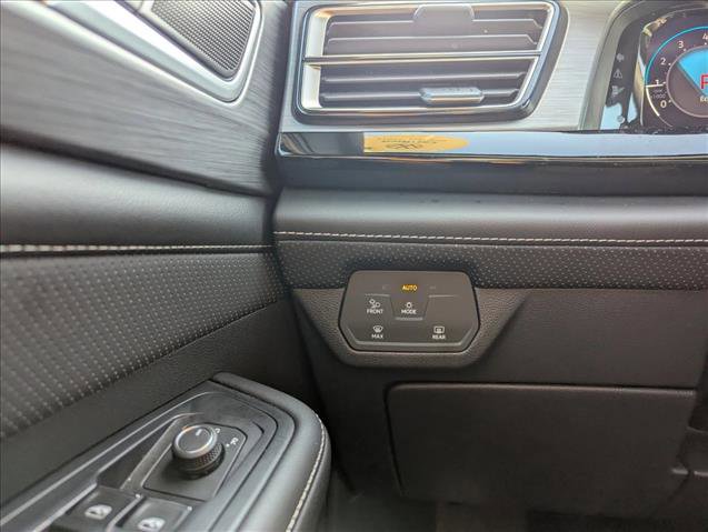 Certified 2025 Volkswagen Atlas Cross Sport SE w/ Panoramic Sunroof Package image 16