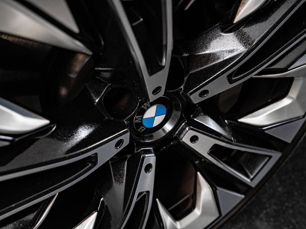 Certified 2025 BMW 530i xDrive w/ Premium Package AWD/4WD image 8