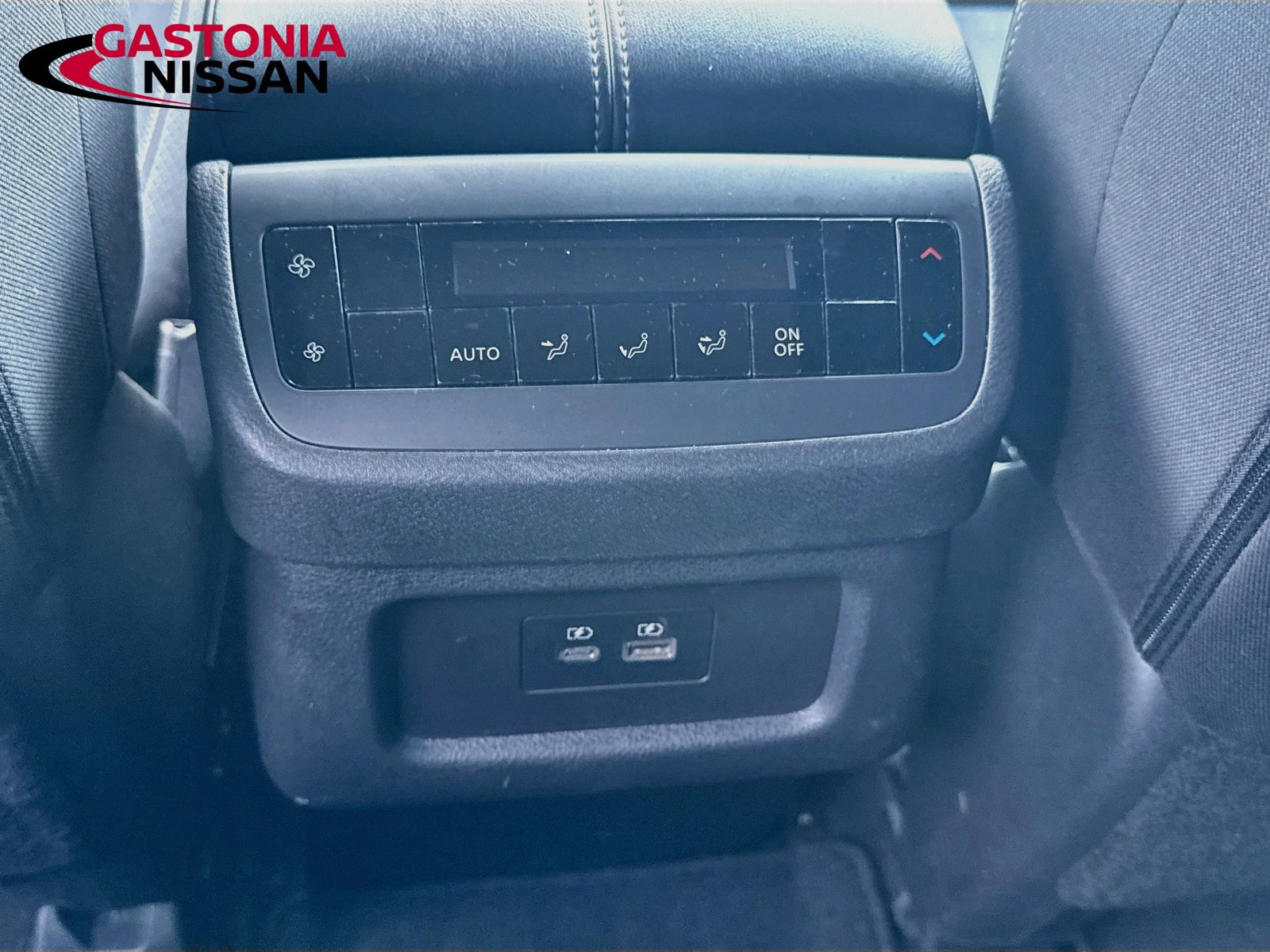 Used 2025 Nissan Pathfinder SV FWD image 32