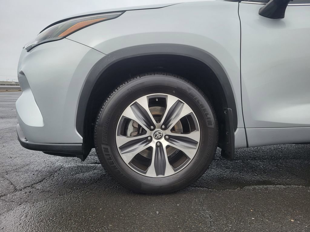 Used 2023 Toyota Highlander XLE image 11