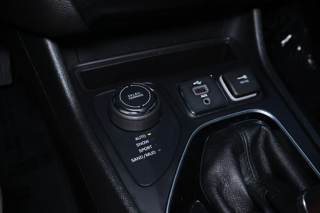 Used 2019 Jeep Cherokee Limited AWD/4WD image 35
