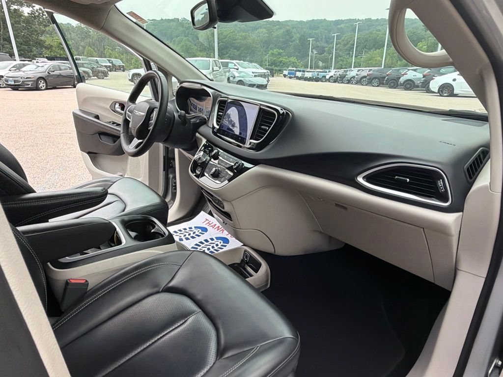 Used 2023 Chrysler Pacifica Touring-L FWD image 30