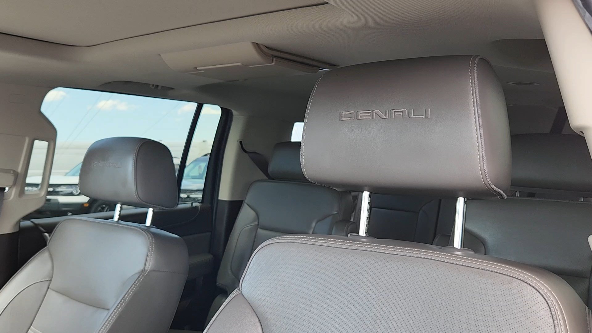Used 2017 GMC Yukon XL Denali w/ Open Road Package AWD/4WD image 9