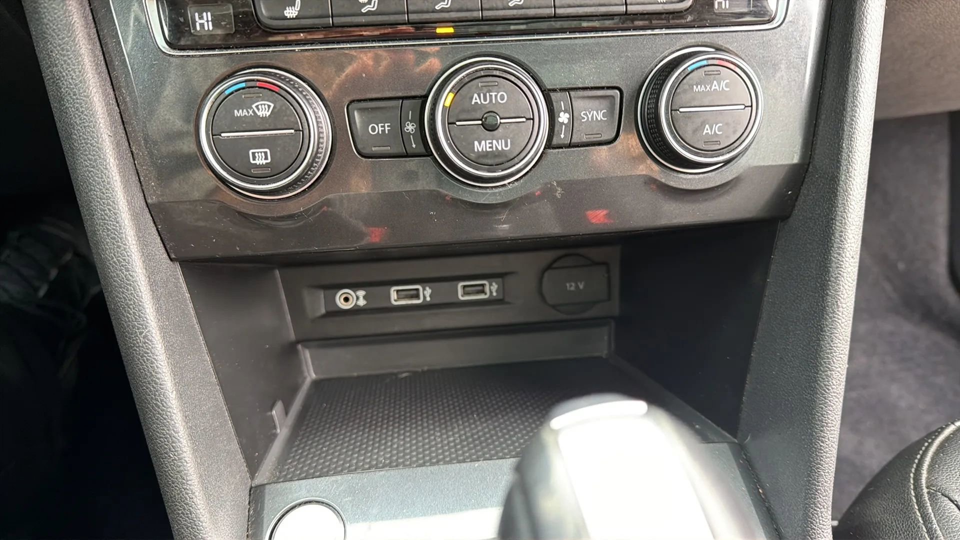 Used 2018 Volkswagen Tiguan SEL FWD image 38