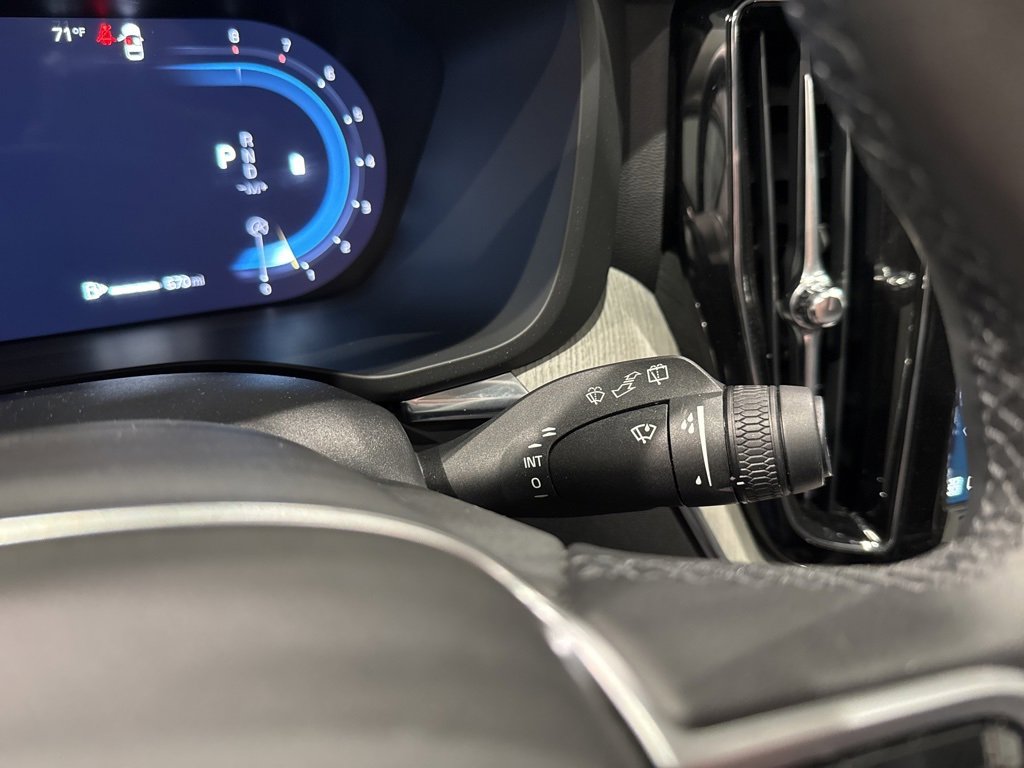 Used 2025 Volvo XC60 B5 Plus image 29