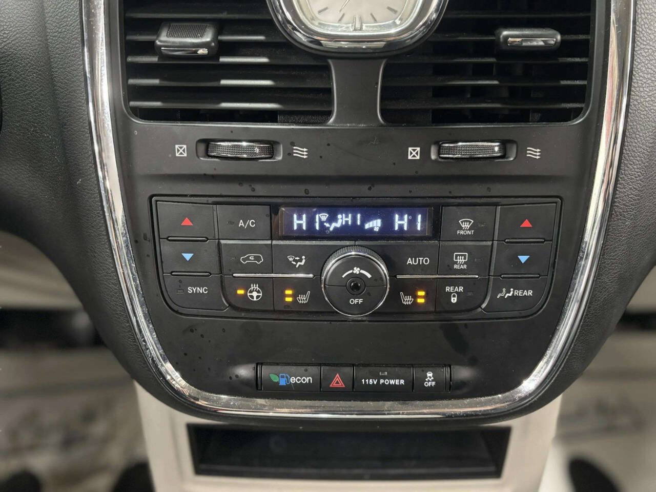 Used 2015 Chrysler Town & Country Touring-L w/ Driver Convenience Group image 28