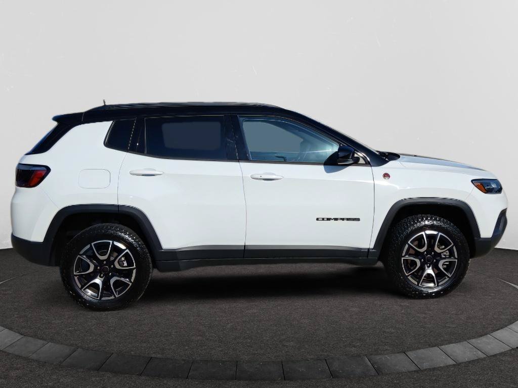 Used 2025 Jeep Compass Trailhawk AWD/4WD image 8
