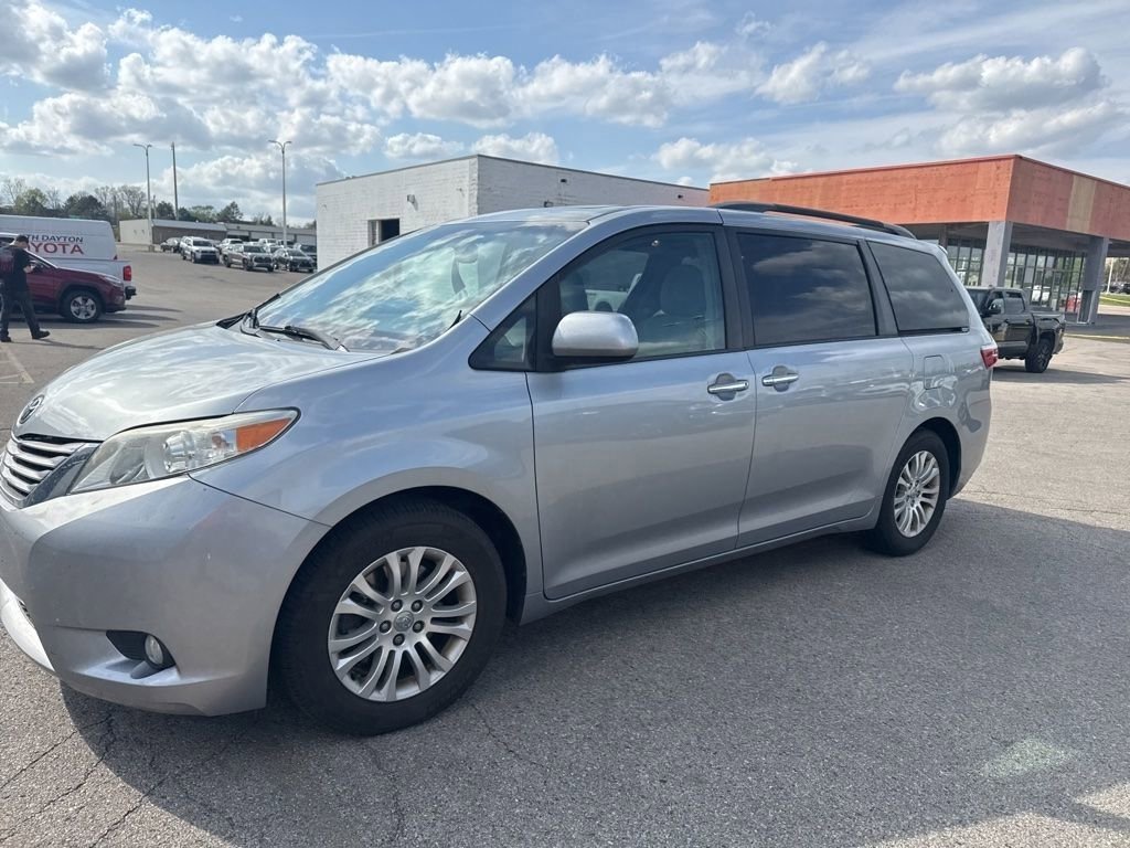 Used 2017 Toyota Sienna XLE image 11