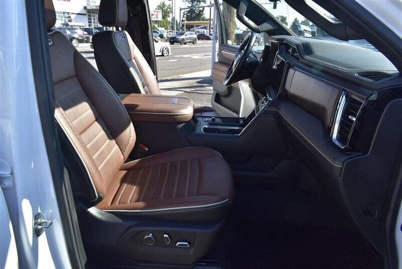 Used 2024 GMC Sierra 3500 Denali Ultimate image 17