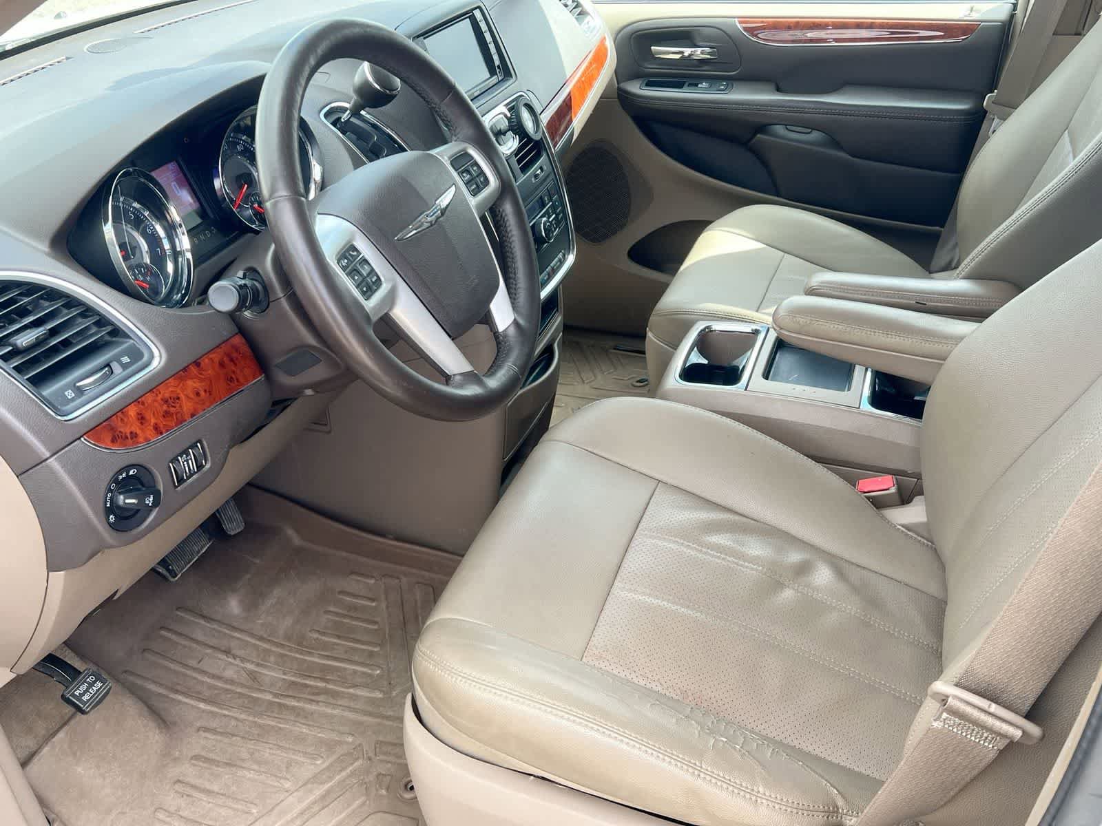 Used 2015 Chrysler Town & Country Touring-L w/ Driver Convenience Group FWD image 10
