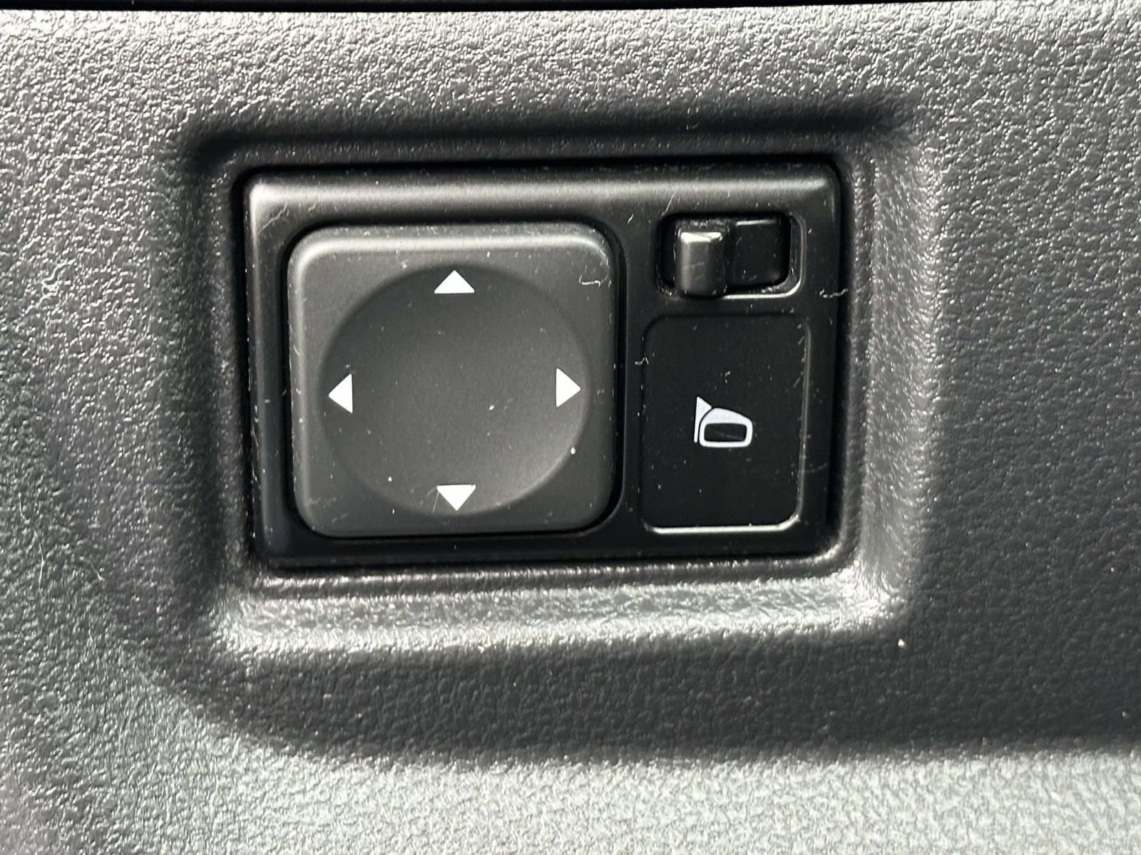 Used 2016 Nissan Versa SV FWD image 9