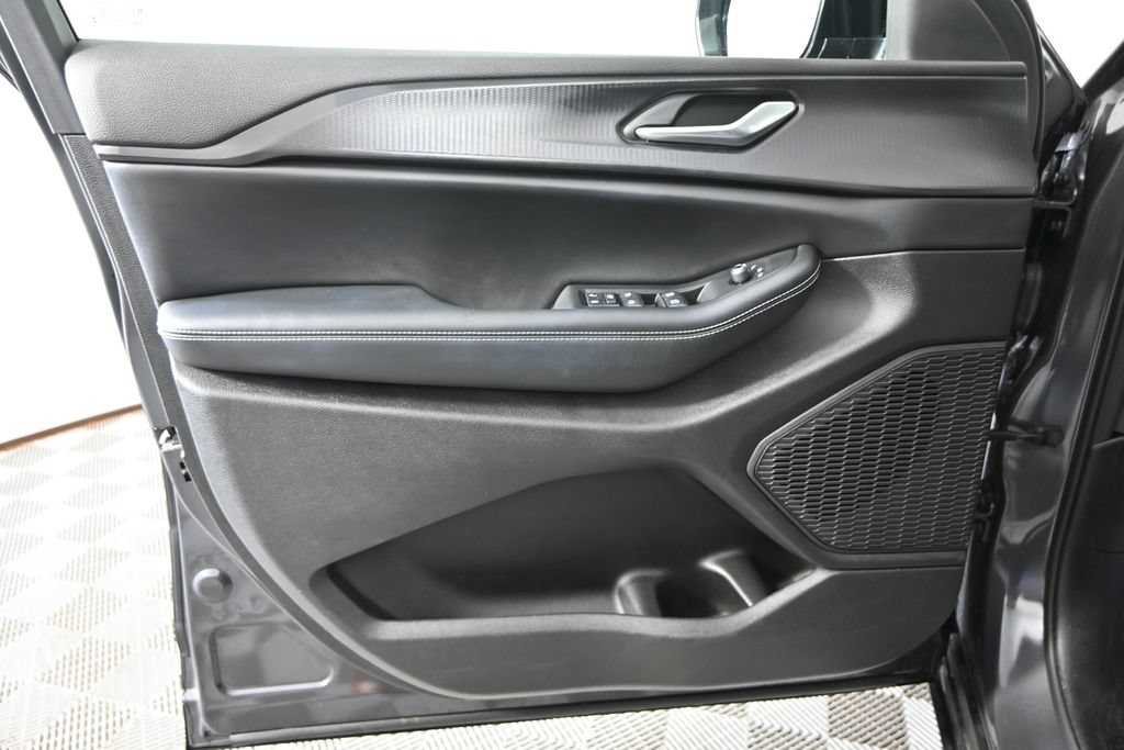 Used 2023 Jeep Grand Cherokee Altitude AWD/4WD image 18