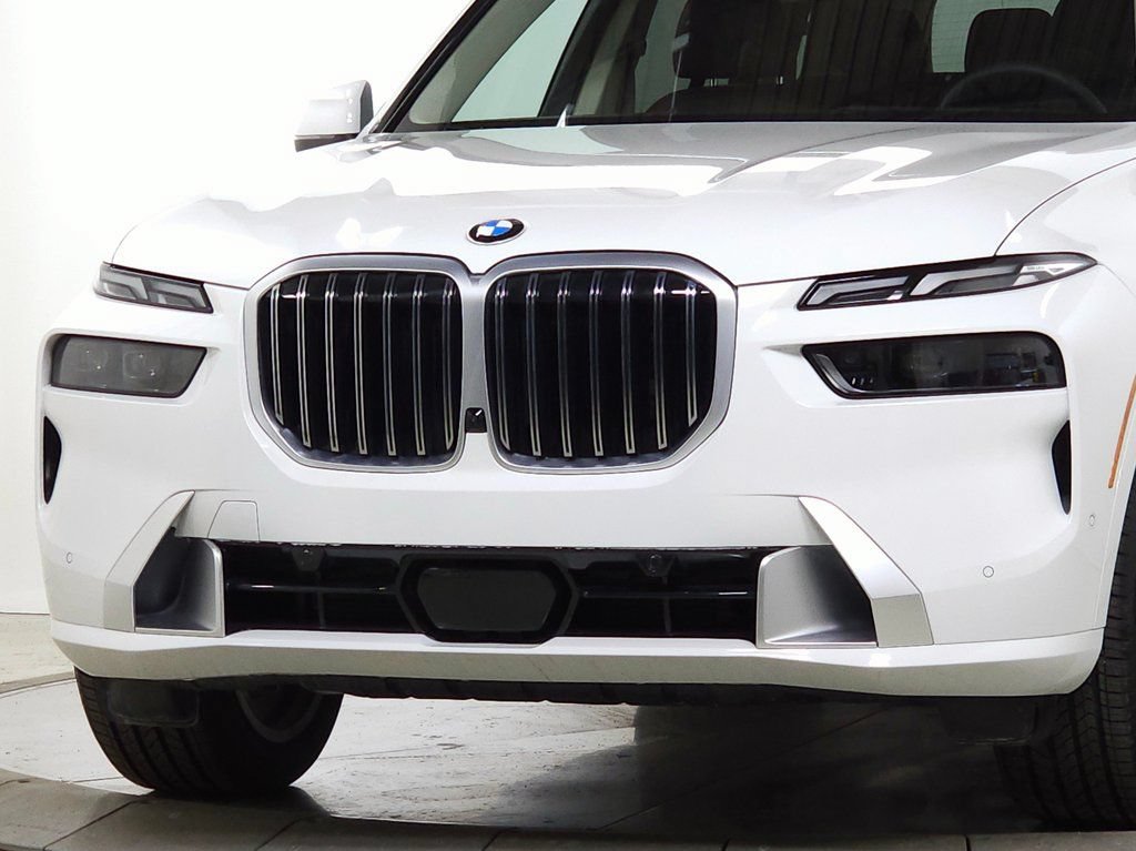 Used 2026 BMW X7 xDrive40i AWD/4WD image 3