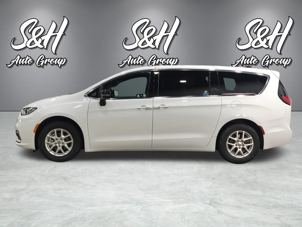 Used 2025 Chrysler Pacifica Select image 16